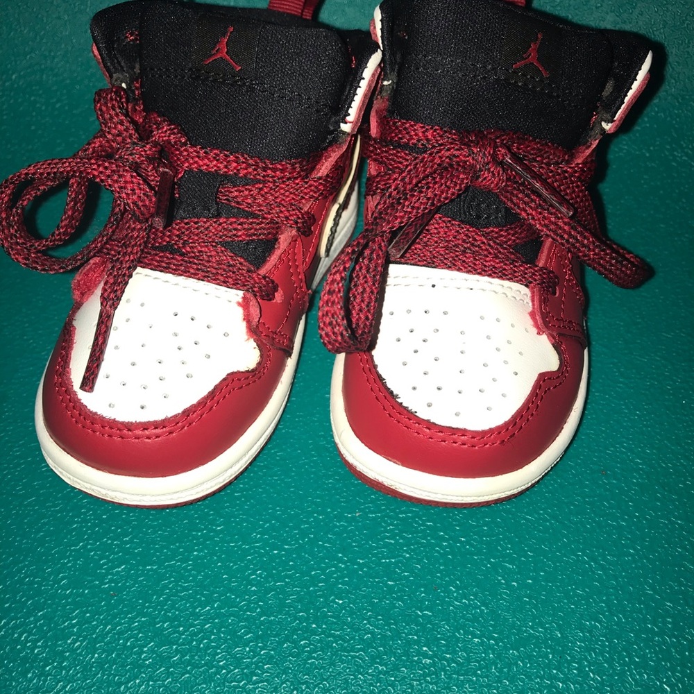 Sneakers - Picture 2 of 8